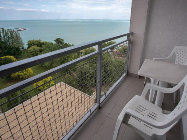 Danubius Hotel Marina : photo 6 de la chambre suite avec balcon et climatisation