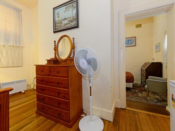 Edinburgh Gallery Bed & Breakfast : photo 5 de la chambre chambre lit queen-size classique avec salle de bains privative