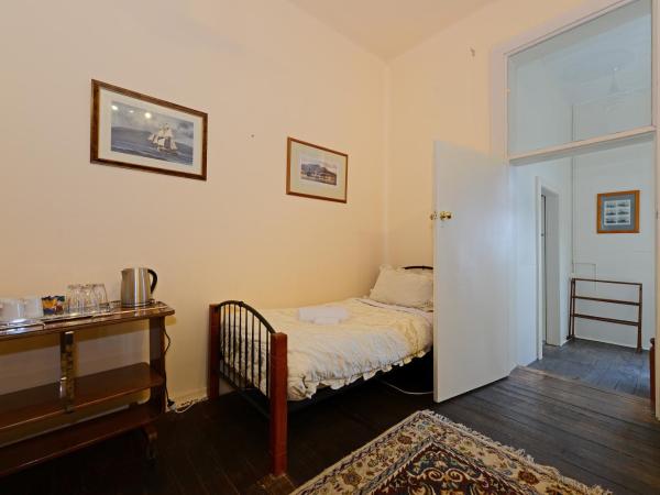 Edinburgh Gallery Bed & Breakfast : photo 10 de la chambre chambre familiale exécutive avec salle de bains privée