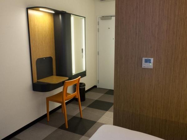 easyHotel Brussels City Centre : photo 9 de la chambre chambre supérieure pour personnes à mobilité réduite 