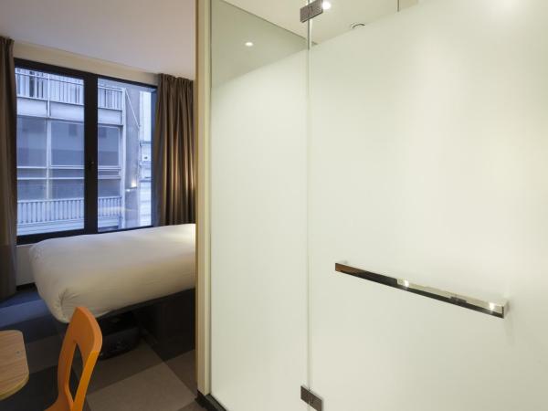 easyHotel Brussels City Centre : photo 10 de la chambre chambre double standard