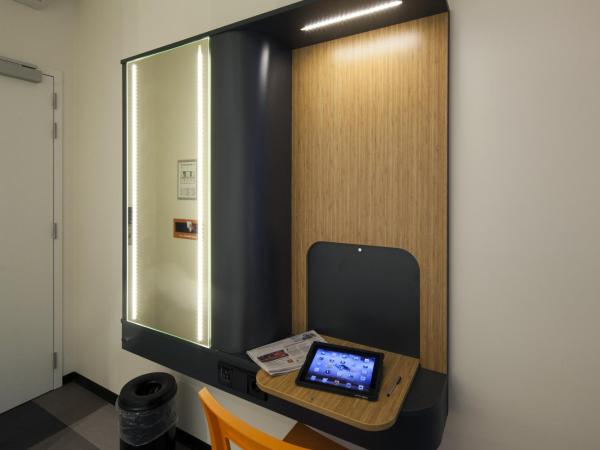 easyHotel Brussels City Centre : photo 9 de la chambre chambre lits jumeaux