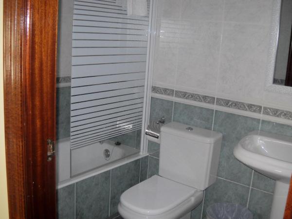 Pensión La Salve : photo 4 de la chambre chambre lits jumeaux