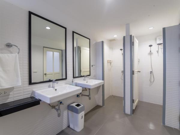 X9Hostel : photo 4 de la chambre chambre quadruple avec salle de bains commune