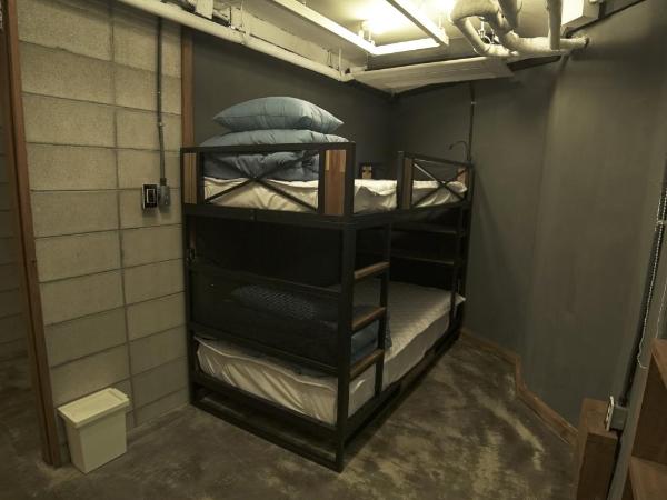 That House Hongdae : photo 1 de la chambre chambre lits jumeaux avec 1 lit superposé et salle de bains commune