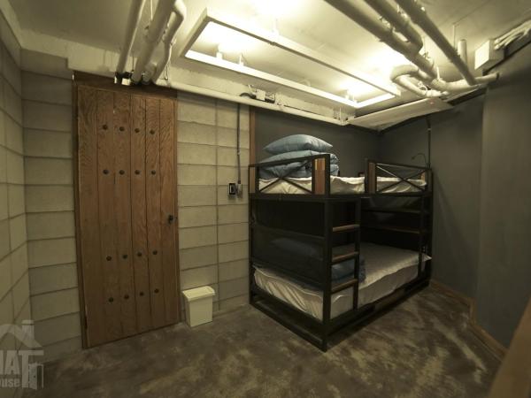 That House Hongdae : photo 2 de la chambre chambre lits jumeaux avec 1 lit superposé et salle de bains commune