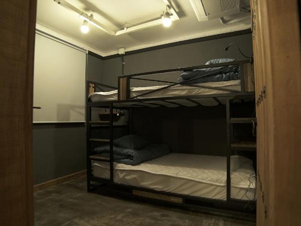 That House Hongdae : photo 3 de la chambre chambre lits jumeaux avec 1 lit superposé et salle de bains commune