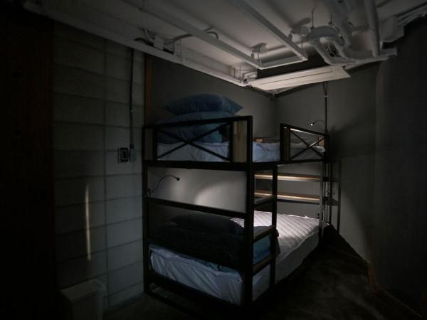 That House Hongdae : photo 5 de la chambre chambre lits jumeaux avec 1 lit superposé et salle de bains commune