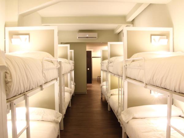 Poshtel Bilbao - Premium Hostel : photo 3 de la chambre lits superposés de luxe dans dortoir mixte 14 lits avec salle de bains privative