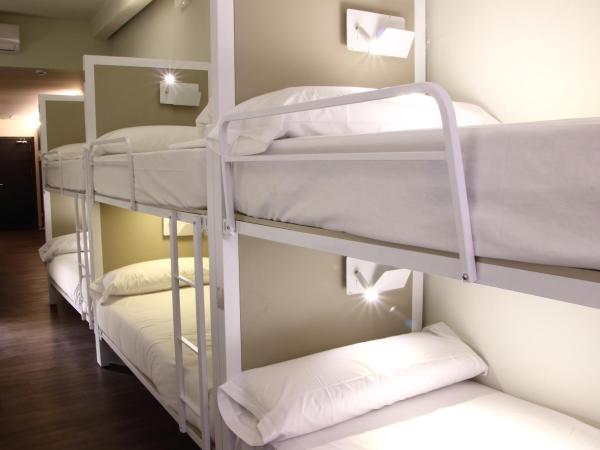 Poshtel Bilbao - Premium Hostel : photo 3 de la chambre pilgrim - lits superposés dans dortoir mixte 18 lits avec salle de bains commune