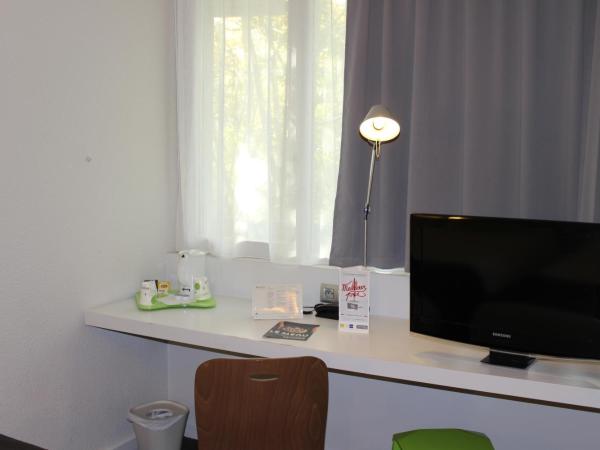 Campanile Toulon - La Seyne sur Mer - Sanary : photo 4 de la chambre chambre lits jumeaux avec lit enfant