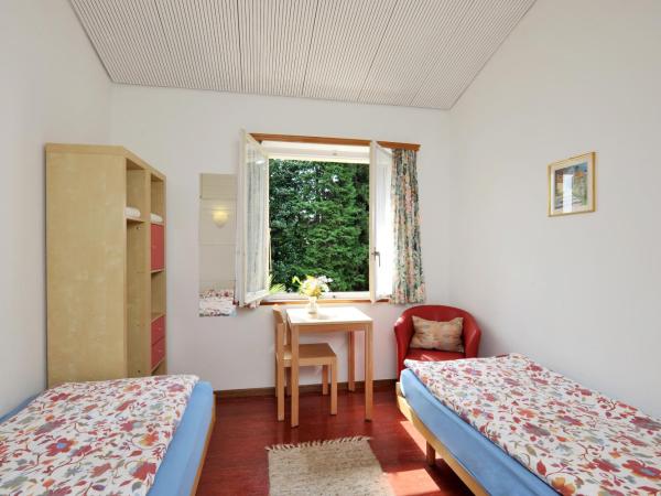 Lugano Savosa Youth Hostel : photo 5 de la chambre chambre lits jumeaux Économique avec salle de bains commune
