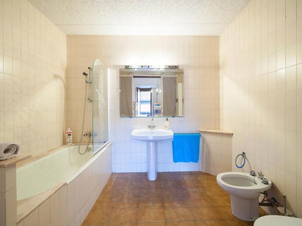 Bed in Girona : photo 3 de la chambre lit dans dortoir pour femmes de 6 lits