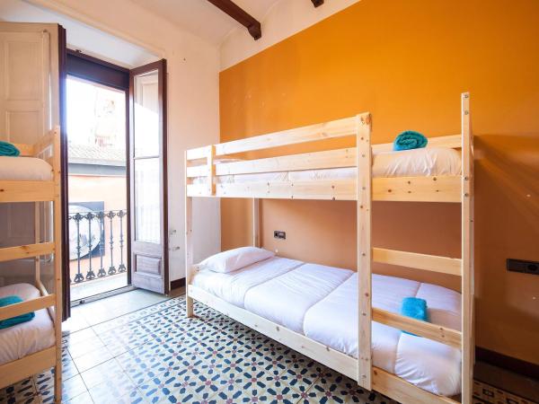 Bed in Girona : photo 2 de la chambre lit dans dortoir pour femmes de 6 lits