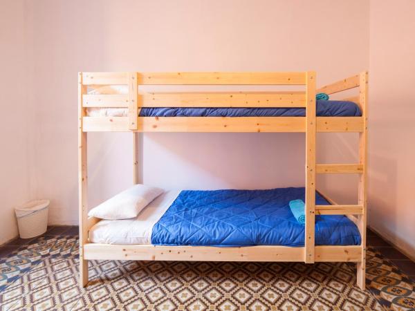 Bed in Girona : photo 2 de la chambre lit dans dortoir mixte de 6 lits
