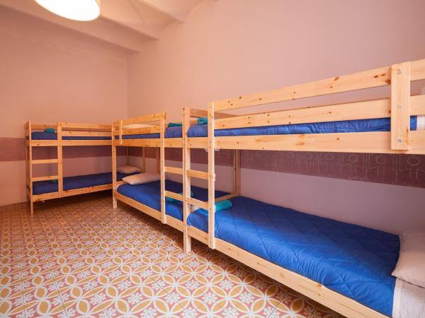 Bed in Girona : photo 2 de la chambre lit dans dortoir mixte de 6 lits