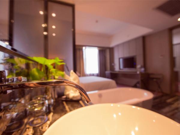 La Perle International Hotel - Free shuttle between hotel and Exhibition Center during Canton Fair & Exhibitor registration Counter : photo 7 de la chambre suite affaires