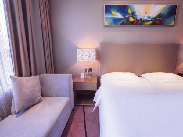 La Perle International Hotel - Free shuttle between hotel and Exhibition Center during Canton Fair & Exhibitor registration Counter : photo 6 de la chambre chambre exécutive lit queen-size