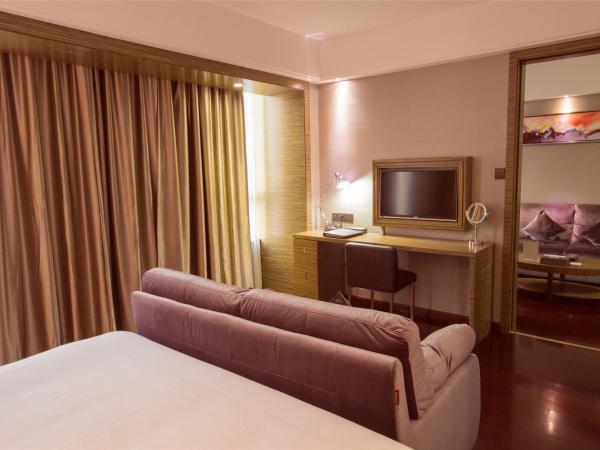 La Perle International Hotel - Free shuttle between hotel and Exhibition Center during Canton Fair & Exhibitor registration Counter : photo 5 de la chambre chambre lit queen-size deluxe
