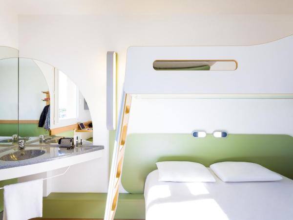 Ibis Budget Perpignan Nord Rivesaltes : photo 8 de la chambre chambre double standard avec lit superposé
