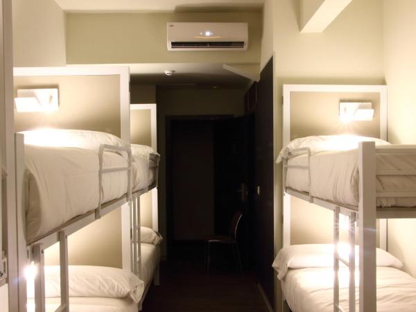 Poshtel Bilbao - Premium Hostel : photo 4 de la chambre pilgrim - lits superposés dans dortoir mixte 18 lits avec salle de bains commune