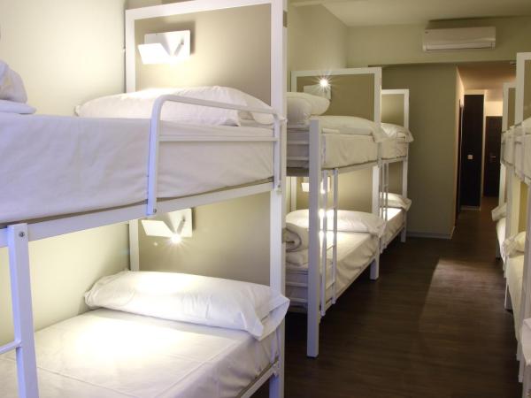 Poshtel Bilbao - Premium Hostel : photo 2 de la chambre lits superposés de luxe dans dortoir mixte 14 lits avec salle de bains privative