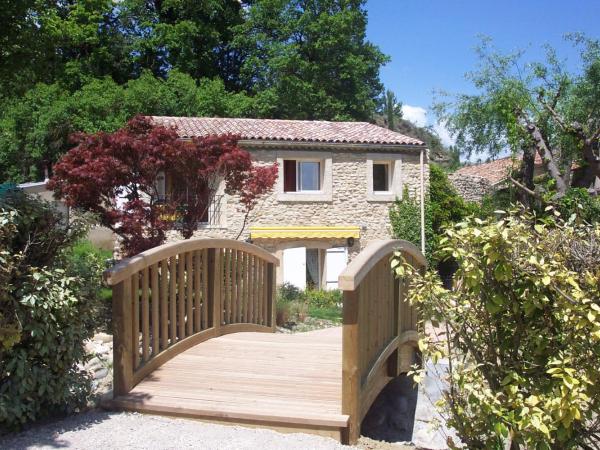 La Campagne St Lazare - Restaurant Chambres d'Hôtes Piscine & SPA : photo 5 de la chambre suite rez-de-chaussée - côté fontaine