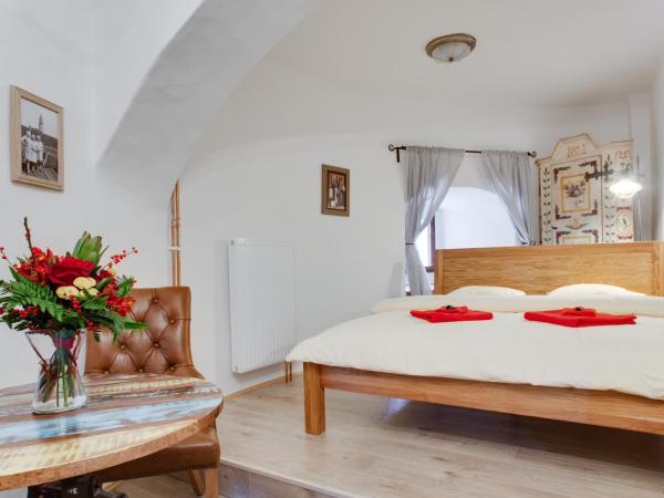 Krumlov Tower : photo 9 de la chambre chambre double lit king size