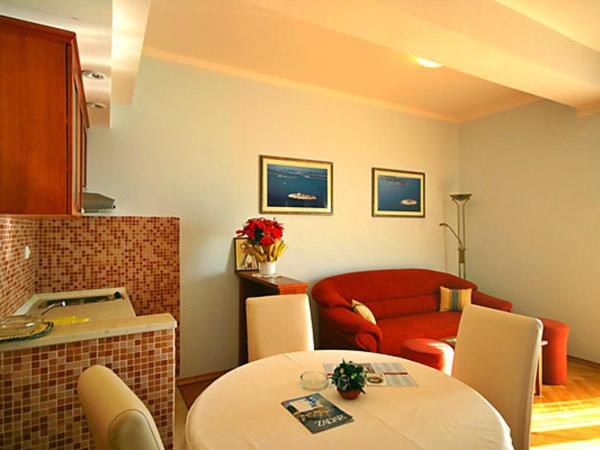 Villa Ivana B&B : photo 10 de la chambre appartement 1 chambre avec balcon et vue sur mer