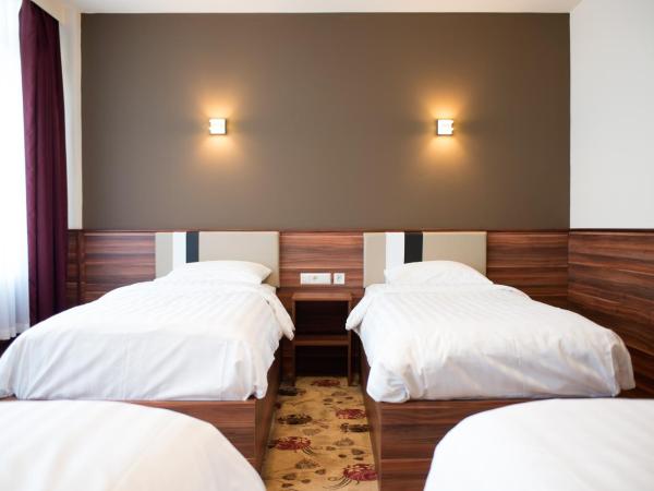 Hotel King's Court : photo 4 de la chambre chambre quadruple avec salle de bains privative