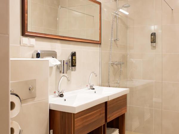 Hotel King's Court : photo 3 de la chambre chambre familiale avec salle de bains privative