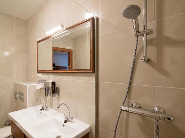 Hotel King's Court : photo 4 de la chambre chambre familiale avec salle de bains privative