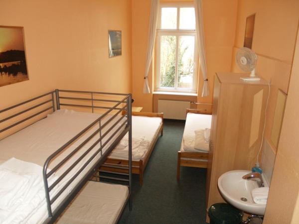 Happy Go Lucky Hotel + Hostel : photo 5 de la chambre chambre quadruple avec salle de bains commune