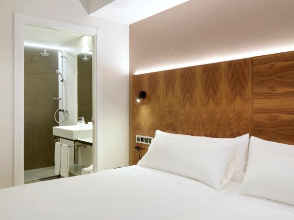Hotel Arrizul Congress : photo 5 de la chambre chambre double deluxe avec lit d'appoint