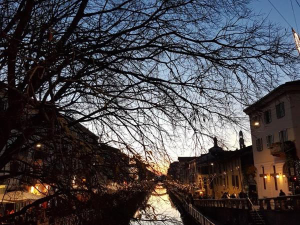 ----- The Navigli Junior Suite ----- Quiet & comfy vintage Junior Suite with cozy balcony - high floor lift to 4th floor - metro' verde -green subway Porta Genova : photo 7 de la chambre suite junior avec balcon