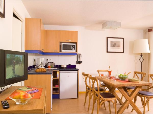 Madame Vacances Résidence Le Parc Des Airelles : photo 5 de la chambre appartement 2 chambres - vue sur pistes (7 adultes) - bbz