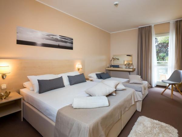 Villas Arausana & Antonina : photo 3 de la chambre chambre double supérieure avec balcon - côté mer