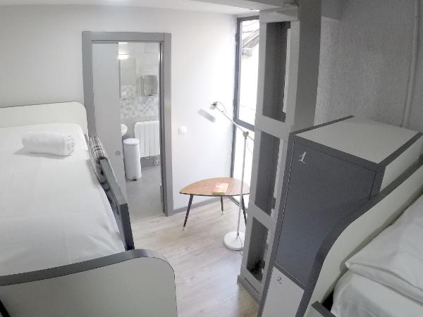 Quartier Bilbao Hostel : photo 4 de la chambre chambre quadruple avec salle de bains privative