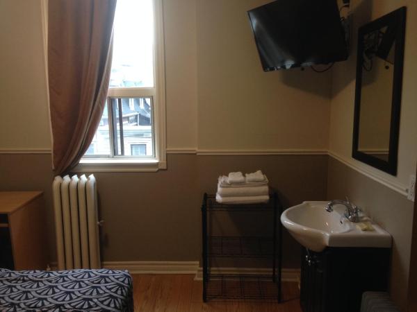 The Rex Hotel Jazz & Blues Bar : photo 2 de la chambre chambre basique avec lit double et salle de bains privative