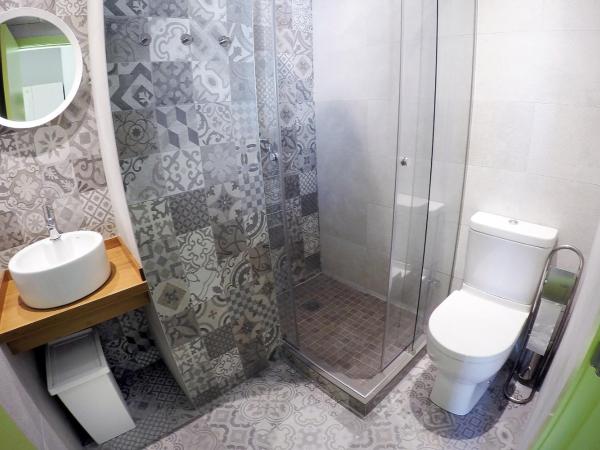 Meeting Point Hostels : photo 4 de la chambre lit dans un dortoir femmes de 4 lits avec salle de bains privative