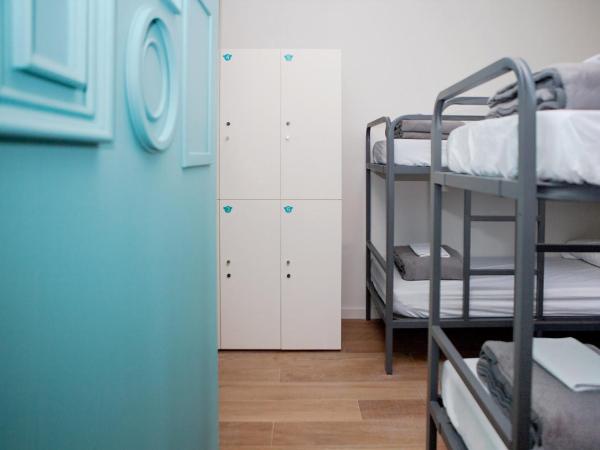 Meeting Point Hostels : photo 2 de la chambre lit dans dortoir mixte de 6 lits avec salle de bains privative