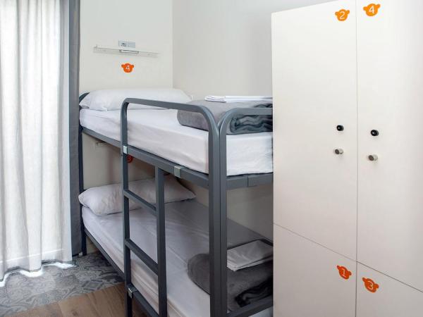 Meeting Point Hostels : photo 2 de la chambre lit dans dortoir mixte de 4 lits avec salle de bains privée