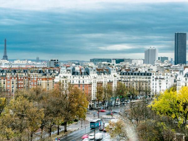 Novotel Paris 14 Porte d'Orléans : photo 7 de la chambre chambre lit queen-size exécutive avec canapé 2 places - vue sur paris