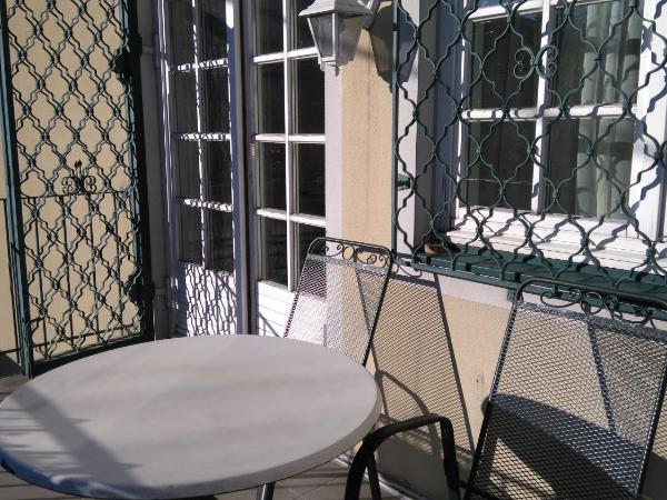 Pension Elisabeth - Rooms & Apartments : photo 9 de la chambre appartement - vue sur jardin