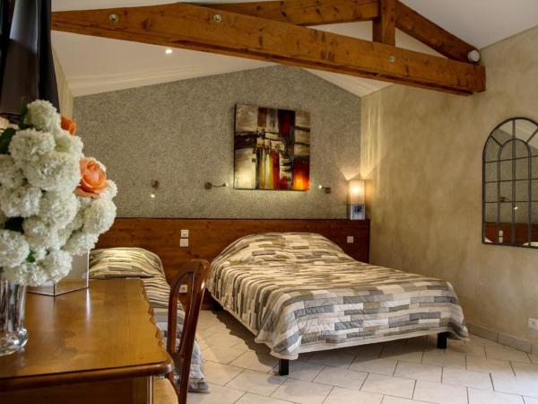 Chambres d'hôtes Les Peyrouses : photo 9 de la chambre chambre double