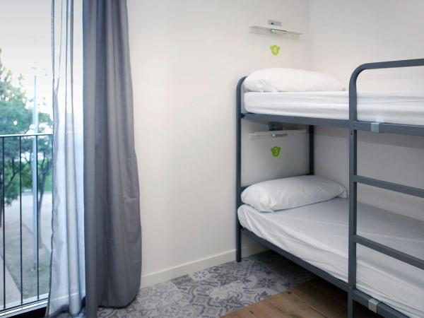 Meeting Point Hostels : photo 5 de la chambre lit dans un dortoir femmes de 4 lits avec salle de bains privative