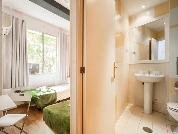 Madrid Motion Hostels : photo 4 de la chambre chambre lits jumeaux avec salle de bains privative