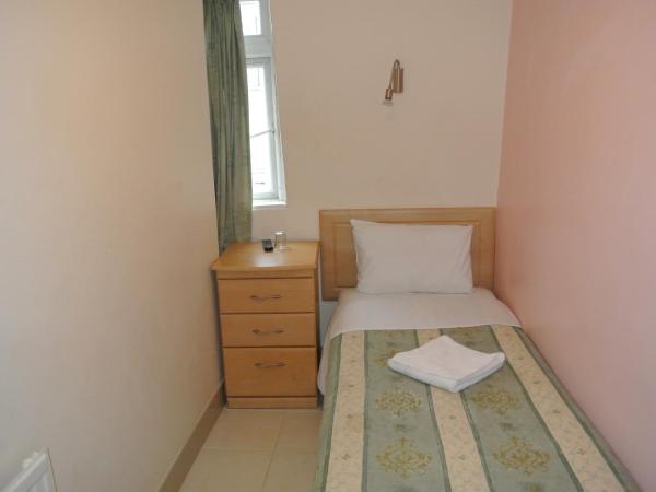 European Hotel : photo 3 de la chambre chambre simple basique avec salle de bains commune