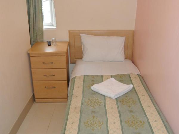 European Hotel : photo 1 de la chambre chambre simple basique avec salle de bains commune