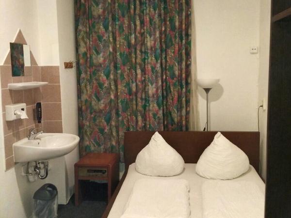 Hotel-Pension Adamshof : photo 2 de la chambre chambre double avec salle de bains commune